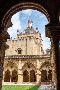 Coimbra, Portekiz - 01 Haziran 2024 - Portekiz 'in eski Coimbra katedralindeki güzel gotik manastır