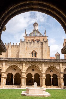 Coimbra, Portekiz - 01 Haziran 2024 - Portekiz 'in eski Coimbra katedralindeki güzel gotik manastır