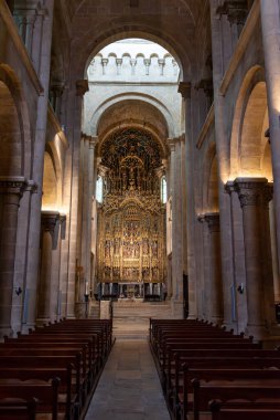 Coimbra, Portekiz - 01 Haziran 2024 - Portekiz 'in eski Coimbra katedralinde zengin dekore edilmiş altın barok sunağı