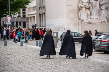 Coimbra, Portekiz - Haziran 01, 2024 - Portekiz Coimbra Üniversitesi 'nin geleneksel kıyafetlerini giyen üç kız öğrenci