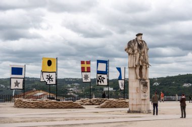 Coimbra, Portekiz - 1 Haziran 2024 - Portekiz Coimbra Üniversitesi 'nin yerinde Kral III. Joao' nun heykeli