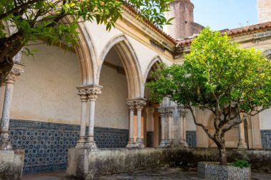 Tomar, Portekiz - 2 Haziran 2024 - Portekiz Tapınak Tarikatı 'nın eski ana manastırı Tomar' daki ikonik güçlendirilmiş Convento de Cristo mezarlığında küçük bir manastır