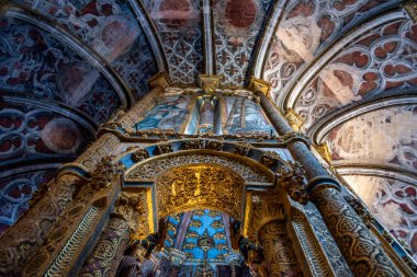 Tomar, Portekiz - 2 Haziran 2024 - Portekiz Tapınak Tarikatı 'nın eski ana manastırı Tomar' daki Kristo Kongresi 'nin bir parçası olan Charola' da ünlü bir papaz evi