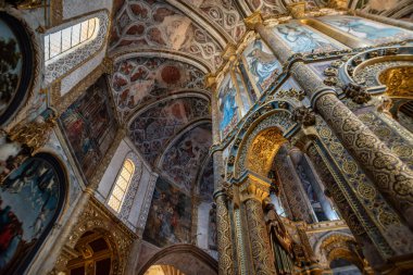 Tomar, Portekiz - 2 Haziran 2024 - Portekiz Tapınak Tarikatı 'nın eski ana manastırı Tomar' daki Kristo Kongresi 'nin bir parçası olan Charola' da ünlü bir papaz evi