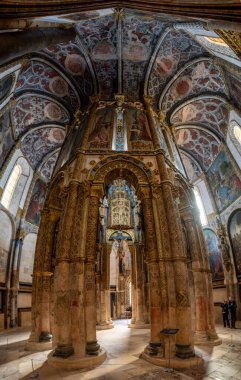 Tomar, Portekiz - 2 Haziran 2024 - Portekiz Tapınak Tarikatı 'nın eski ana manastırı Tomar' daki Cristo Kongresi 'nin bir parçası olan Charola' da ünlü sunak