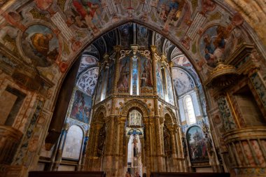 Tomar, Portekiz - 2 Haziran 2024 - Portekiz Tapınak Tarikatı 'nın eski ana manastırı Tomar' daki Kristo Kongresi 'nin bir parçası olan Charola' da ünlü bir papaz evi