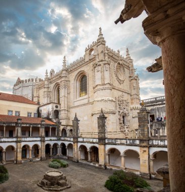 Tomar, Portekiz - 2 Haziran 2024 - Portekiz 'in Tomar şehrinde eski templar emirleriyle Orta Çağ Manastırı veya Claustro da Hospedaria