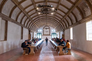 Tomar, Portekiz - 2 Haziran 2024 - Portekiz 'in Tomar kentindeki eski dev İsa Manastırı yemeklerinin servis edildiği yerde oturan turistler