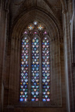 Batalha, Portekiz - Haziran 02, 2024 - Portekiz 'deki Batalha Manastırı Kilisesi' nin renkli gotik penceresi