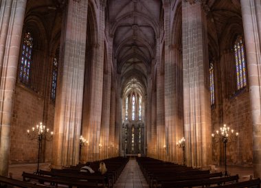 Batalha, Portekiz - 2 Haziran 2024 - Portekiz 'in eski bir manastırı olan Batalha Manastırı' nın Gotik Kilisesi 'nde muhteşem bir mimari