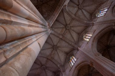Batalha, Portekiz - 2 Haziran 2024 - Batalha Manastırı 'nın güzel gotik tavanı, eski manastır, Portekiz