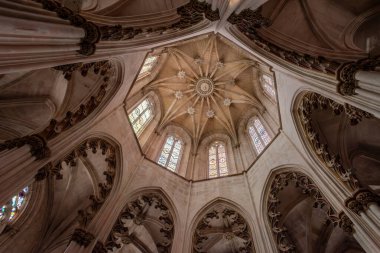 Batalha, Portekiz - 2 Haziran 2024 - Portekiz 'deki Batalha Manastırı' nın kurucusunun şapelinde zengin süslü gotik tavan