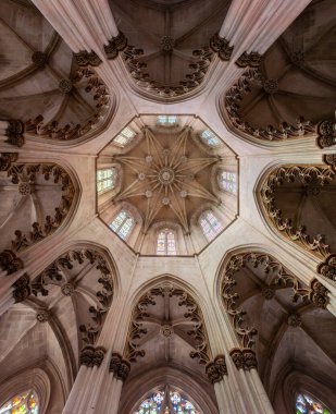 Batalha, Portekiz - 2 Haziran 2024 - Portekiz 'deki Batalha Manastırı' nın kurucusunun şapelinde zengin süslü gotik tavan