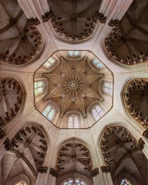 Batalha, Portekiz - 2 Haziran 2024 - Portekiz 'deki Batalha Manastırı' nın kurucusunun şapelinde zengin süslü gotik tavan