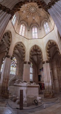 Batalha, Portekiz - 2 Haziran 2024 - Portekiz 'deki Batalha Manastırı' nın kurucusunun şapelinde zengin süslü gotik tavan