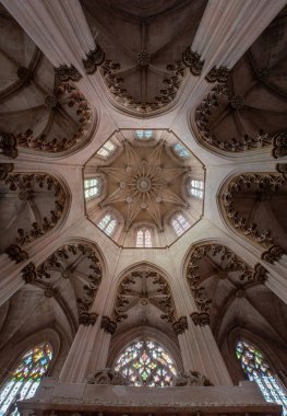 Batalha, Portekiz - 2 Haziran 2024 - Portekiz 'deki Batalha Manastırı' nın kurucusunun şapelinde zengin süslü gotik tavan