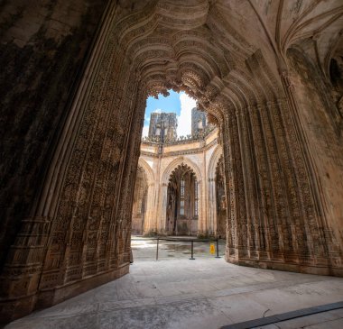 Batalha Manastırı 'nın tamamlanmamış kilisesine devasa bir geçit, bir manueline gotik başyapıtı, Potugal