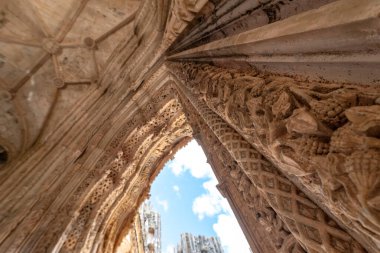 Batalha, Portekiz - 2 Haziran 2024 - Batalha Manastırı 'nın tamamlanmamış kilisesine açılan dev portalın mimari ayrıntıları, bir manueline gotik başyapıtı, Potugal