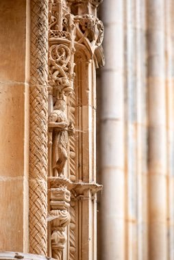 Batalha, Portekiz - 2 Haziran 2024 - Batalha Manastırı 'nın tamamlanmamış kilisesinin mimari detayları, bir manueline gotik başyapıtı, Potugal