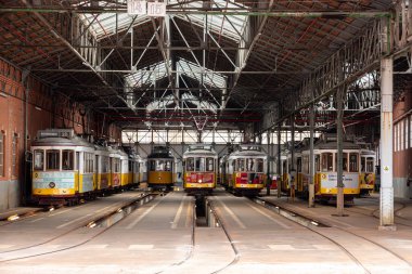 Lisboa, Portekiz - 3 Haziran 2024 - Lizbon Tramvay Şirketi 'nin 1 Mayıs, Portekiz sokaktaki tramvay istasyonu