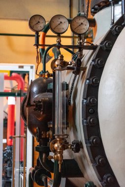 Lisboa, Portekiz - 3 Haziran 2024 - Lizbon, Portekiz 'deki MAAT Merkez Müzesinde endüstriyel makineler