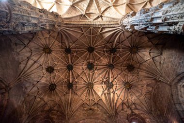 Lisboa, Portekiz - 3 Haziran 2024 - Portekiz 'in Lisboa kentindeki Santa Maria Kilisesi' nin sütunları ve tavanında muhteşem manueline Gotik mimarisi