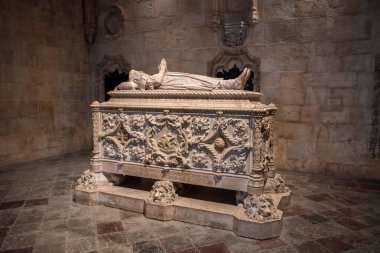 Lisboa, Portekiz - 3 Haziran 2024 - Portekiz 'in Lisboa kentindeki Jeronimos manastırında ünlü kaşif Vasco da Gama' nın zengin süslü gotik mezarı