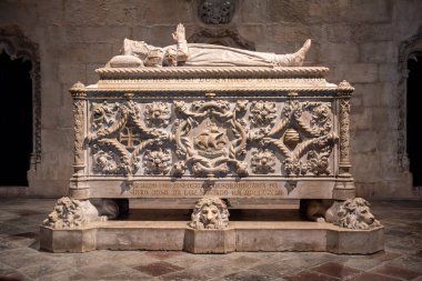 Lisboa, Portekiz - 3 Haziran 2024 - Portekiz 'in Lisboa kentindeki Jeronimos manastırında ünlü kaşif Vasco da Gama' nın zengin süslü gotik mezarı