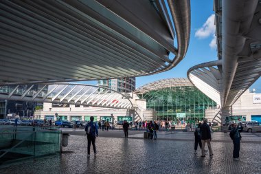 Lisboa, Portekiz - 3 Haziran 2024 - Modern tasarım tren istasyonu Lisboa East, Portekiz 'in mimarı Santiago Calatrava
