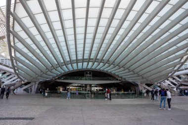 Lisboa, Portekiz - 3 Haziran 2024 - Modern tasarım tren istasyonu Lisboa East, Portekiz 'in mimarı Santiago Calatrava