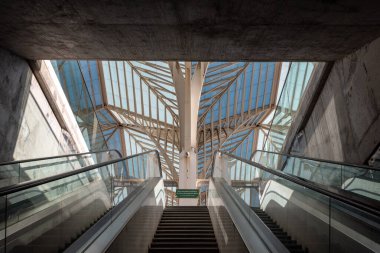 Lisboa, Portekiz - 3 Haziran 2024 - Modern tasarım tren istasyonu Lisboa East, Portekiz 'in mimarı Santiago Calatrava