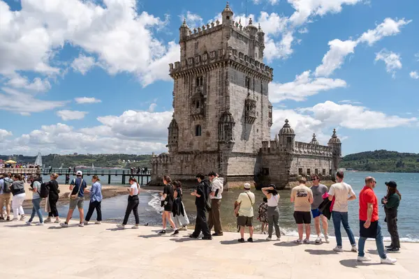 Lisboa, Portekiz - 3 Haziran 2024 - Lizbon 'da ünlü Torre de Belem' e giriş kuyruğunda bekleyen turistler, Portekiz 'in gotik manüel mimarisinin ikonik simgesi