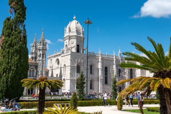 Lisboa, Portekiz - 3 Haziran 2024 - Lizbon, Portekiz 'deki ünlü Jeronimos manastırının resimli çatı süslemesi, bir manueline mimari başyapıtı