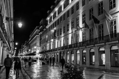 Lisboa, Portekiz - Haziran, 2024 - Lizbon, Portekiz 'in merkezindeki Rua Augusta' da sokak hayatı