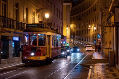 Lisboa, Portekiz - 3 Haziran 2024 - Lizbon 'un eski şehir merkezinde eski bir tramvay