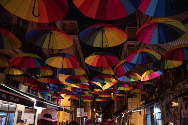 Lisboa, Portekiz - 3 Haziran 2024 - Portekiz şehir merkezindeki Pink Caddesi 'nde Rua Nova do Carvalho olarak da bilinen sokak dekorasyonu