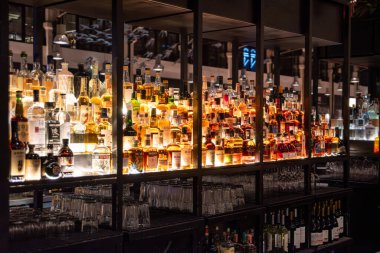 Lisboa, Portekiz - Haziran 03, 2024 - Zaman Aşımı Pazarı 'nda bir bar, geceleri Lisboa' nın merkezinde bir yemek salonu, Portekiz