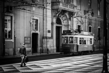 Lisboa, Portekiz - Haziran 04, 2024 - Lisboa, Portekiz şehir merkezinden geçen tarihi bir tramvay