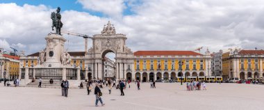 Lisboa, Portekiz - Haziran 04, 2024 - Iconic Arco de Rua Augusta, Portekiz 'in merkezindeki ticari meydanda