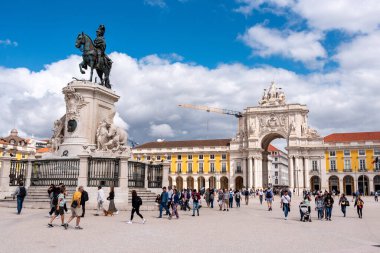 Lisboa, Portekiz - Haziran 04, 2024 - Lisboa 'nın ünlü ticari meydanında Kral I. Jose' nin heykeli arkasında ikonik Arco de Rua Augusta, Portekiz