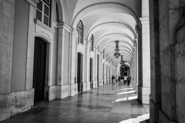 Lisboa, Portekiz - Haziran 04, 2024 - Portekiz 'in eski Lizbon kentindeki ticari meydanda İkonik geçiş