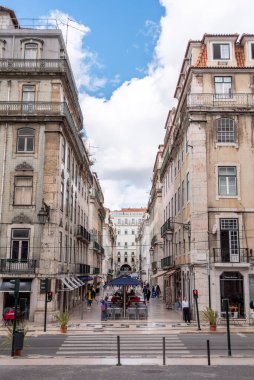 Lisboa, Portekiz - Haziran 04, 2024 - Lisboa, Portekiz şehir merkezindeki Santa Justa caddesinde klasik tarihi evler