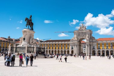 Lisboa, Portekiz - Haziran 04, 2024 - Lisboa 'nın ünlü ticari meydanında Kral I. Jose' nin heykeli arkasında ikonik Arco de Rua Augusta, Portekiz