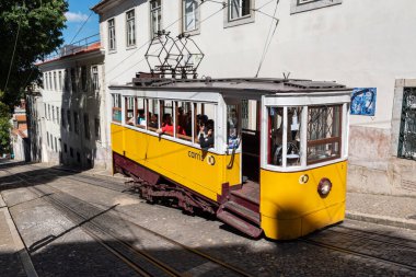 Lisboa, Portekiz - Haziran 04, 2024 - Lizbon 'un eski kentinde Iconic Elevador da Gloria, Portekiz' in arka sokaklarında geziniyor