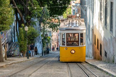 Lisboa, Portekiz - Haziran 04, 2024 - Lisboa şehir merkezindeki Iconic Elevador da Gloria, Portekiz caddesi boyunca ilerliyor