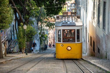 Lisboa, Portekiz - Haziran 04, 2024 - Lisboa şehir merkezindeki Iconic Elevador da Gloria, Portekiz caddesi boyunca ilerliyor