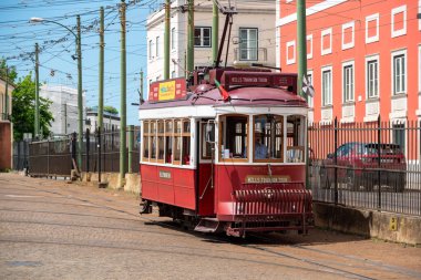 Lisboa, Portekiz - Haziran 04, 2024 - Lizbon, Portekiz 'deki tarihi kırmızı tramvay
