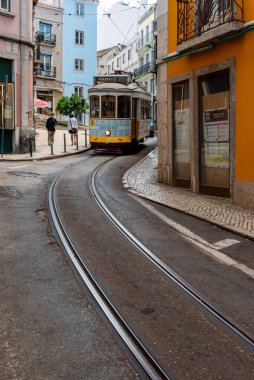 Lisboa, Portekiz - Haziran 04, 2024 - Lizbon ve Portekiz tramvay raylarında boş rua the Sao Bento