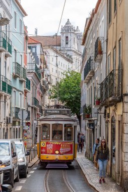 Lisboa, Portekiz - Haziran 04, 2024 - Lizbon ve Portekiz tramvay raylarında boş rua the Sao Bento