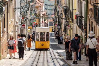 Lisboa, Portekiz - Haziran 04, 2024 - İkonik tarihi Ascensor da Bica eski kasaba Lisboa, Portekiz, Tajo nehri arka planda